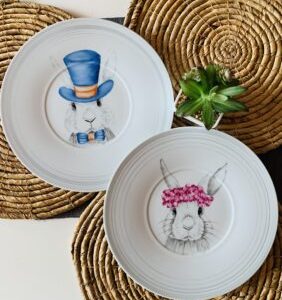 2 Platos llanos de porcelana pintados.