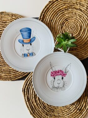 2 Platos llanos de porcelana pintados.