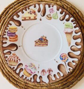 1 Plato llano de porcelana pintado a mano.