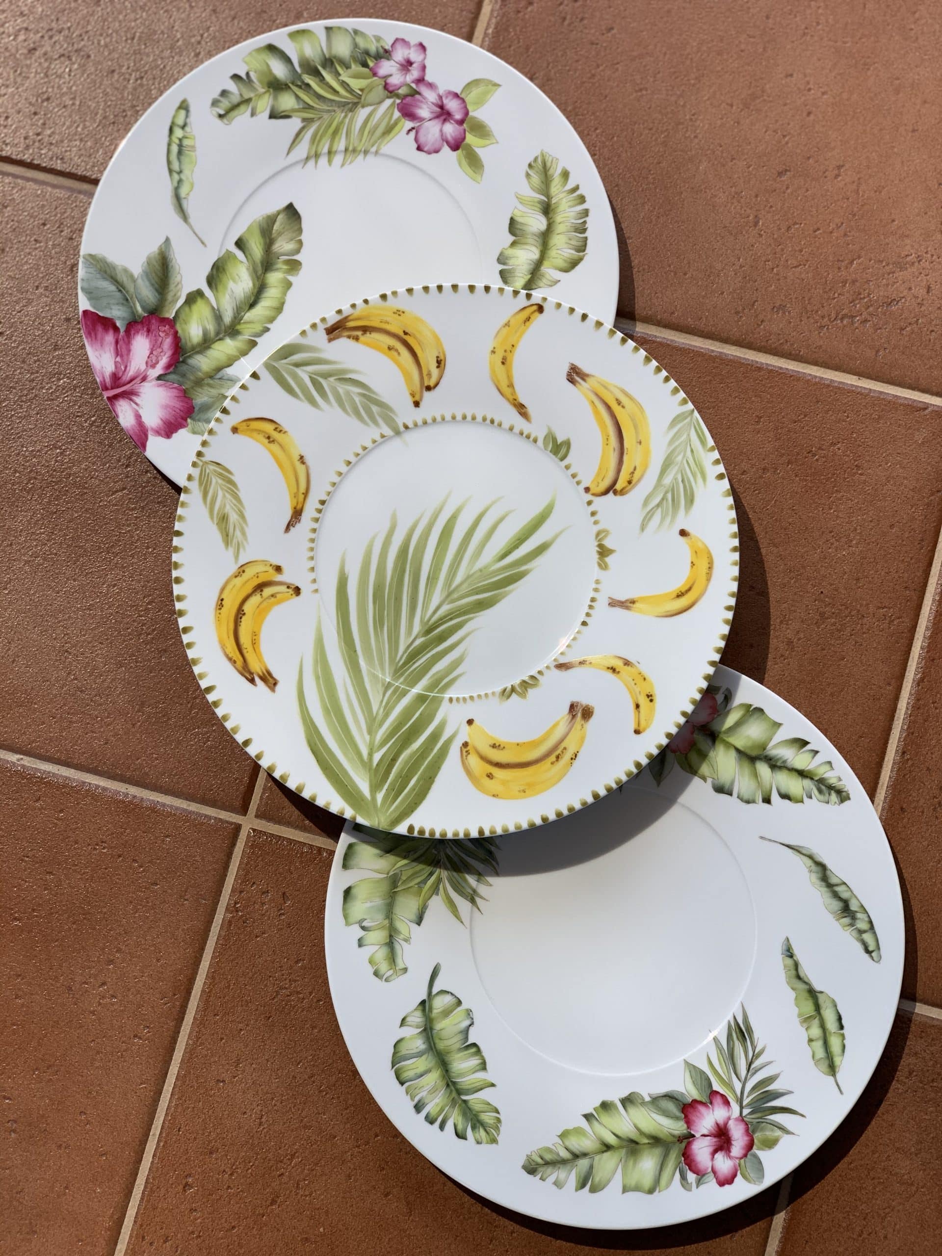 Set de 4 piezas de porcelana, 3 platos planos y 1 taza. - Image 5