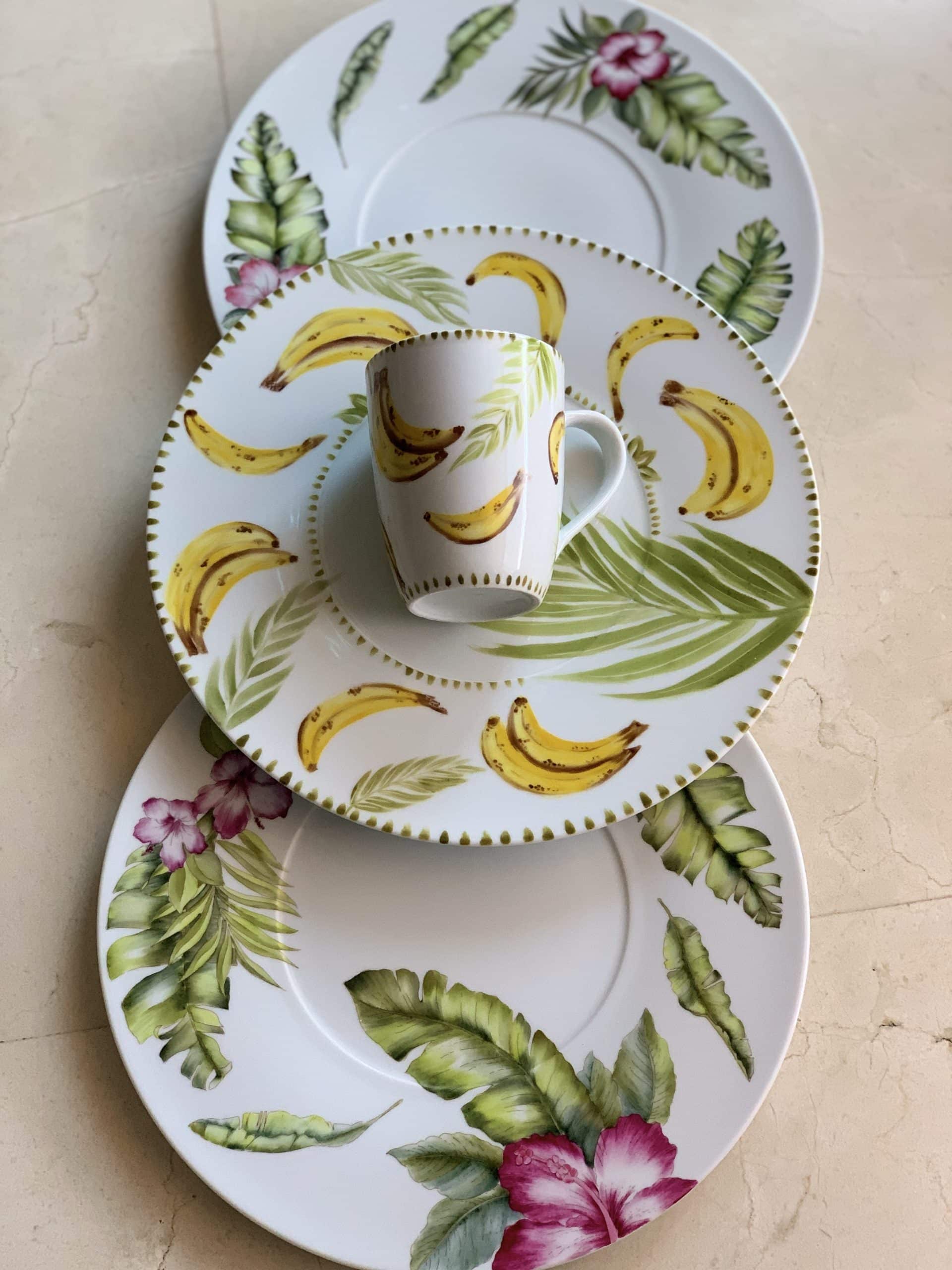 Set de 4 piezas de porcelana, 3 platos planos y 1 taza. - Image 3