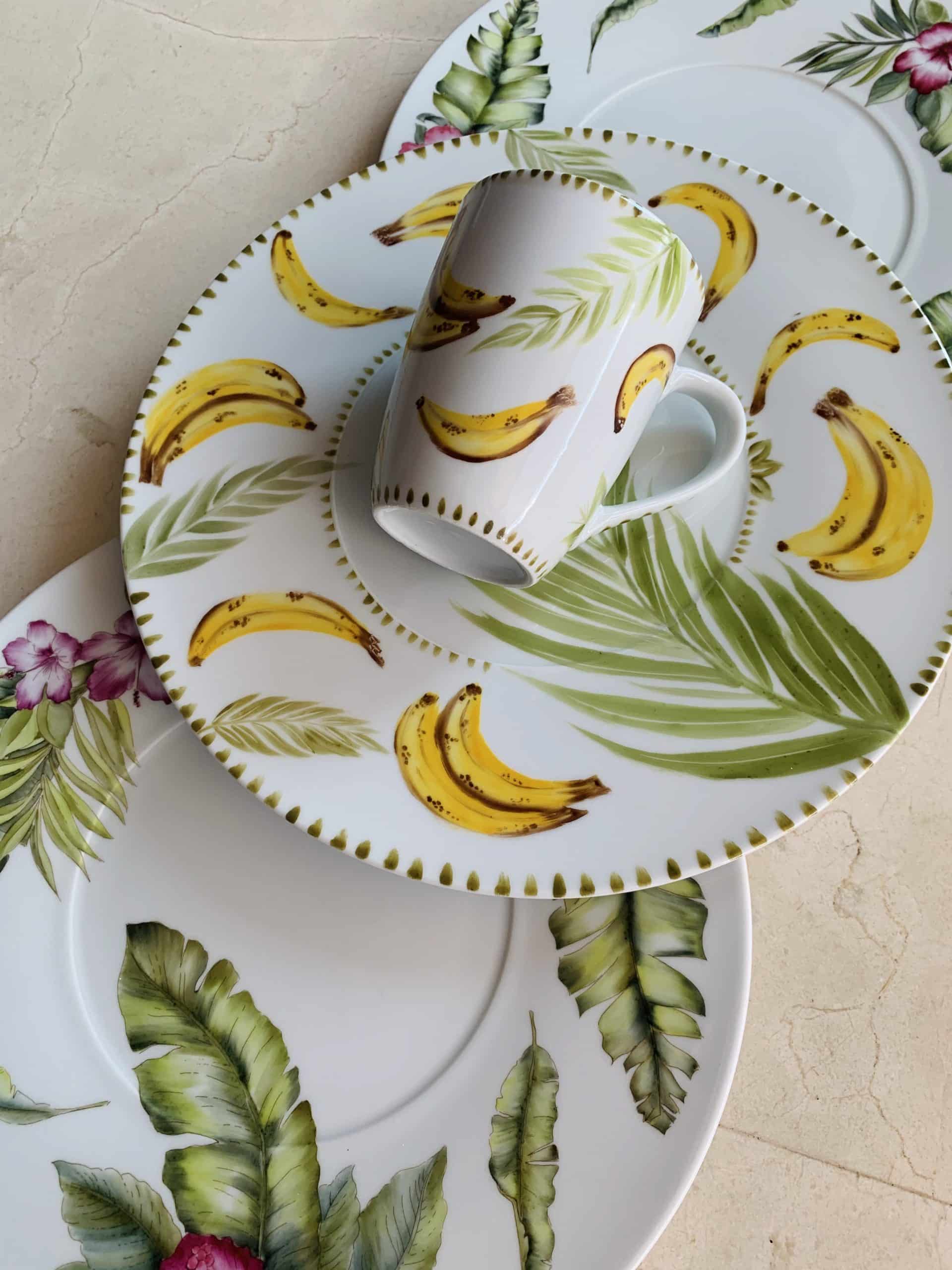 Set de 4 piezas de porcelana, 3 platos planos y 1 taza. - Image 4