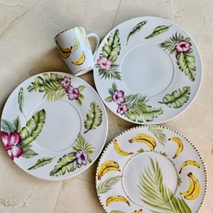 Set de 4 piezas de porcelana, 3 platos planos y 1 taza.
