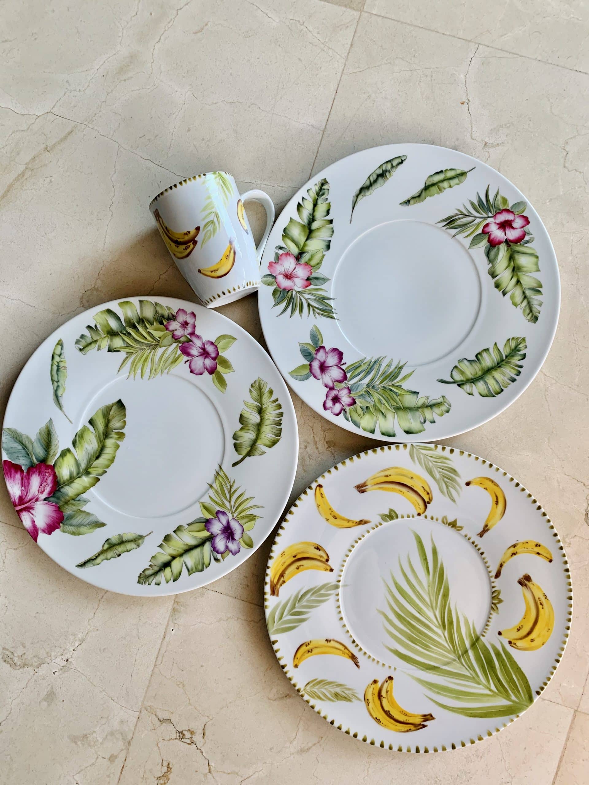 Set de 4 piezas de porcelana, 3 platos planos y 1 taza.