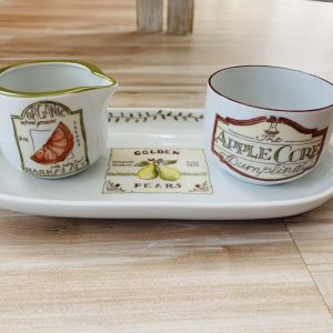 Set de 3 piezas, bandejita con lechera y azucarera de porcelana.