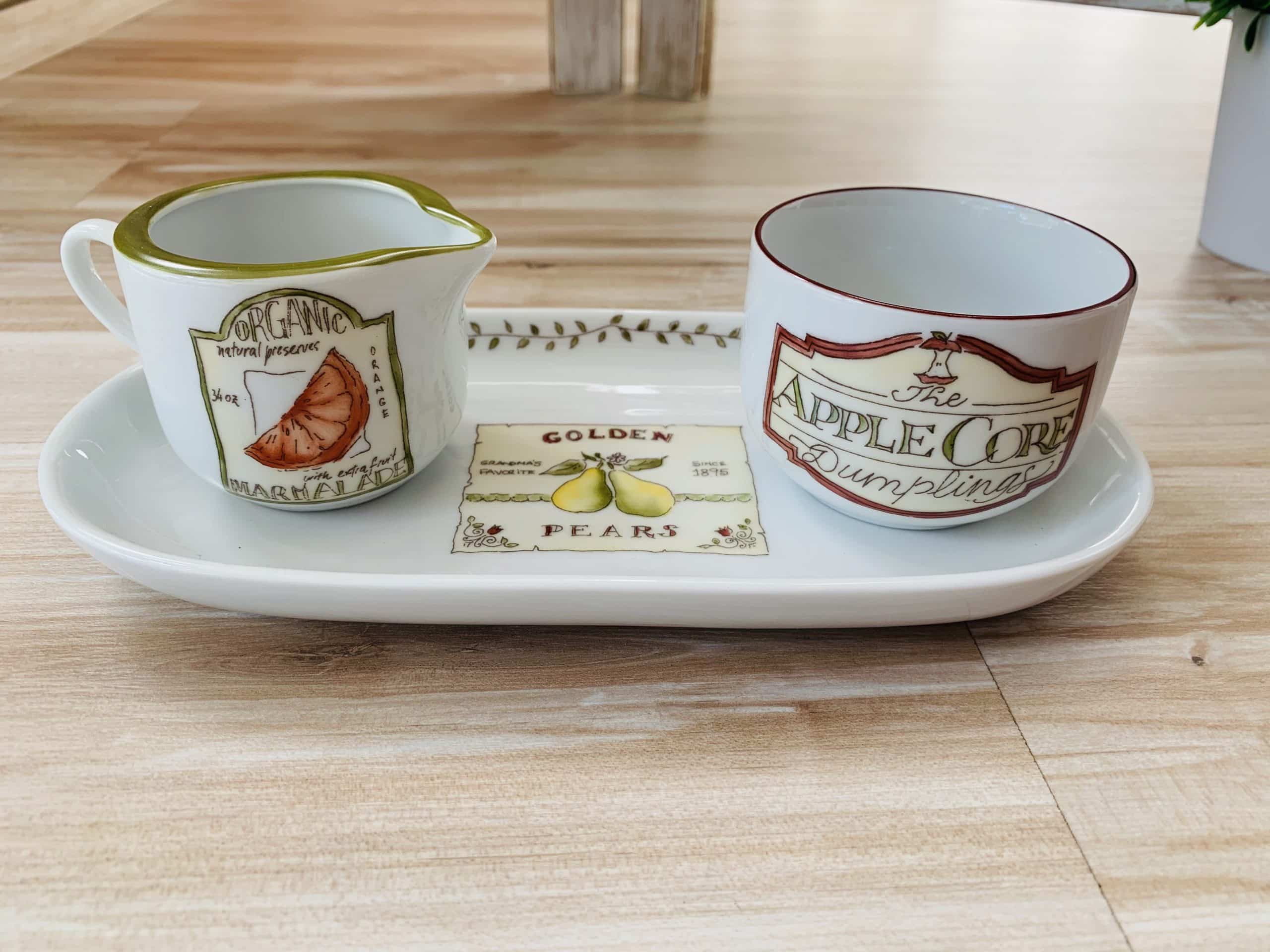 Set de 3 piezas, bandejita con lechera y azucarera de porcelana.