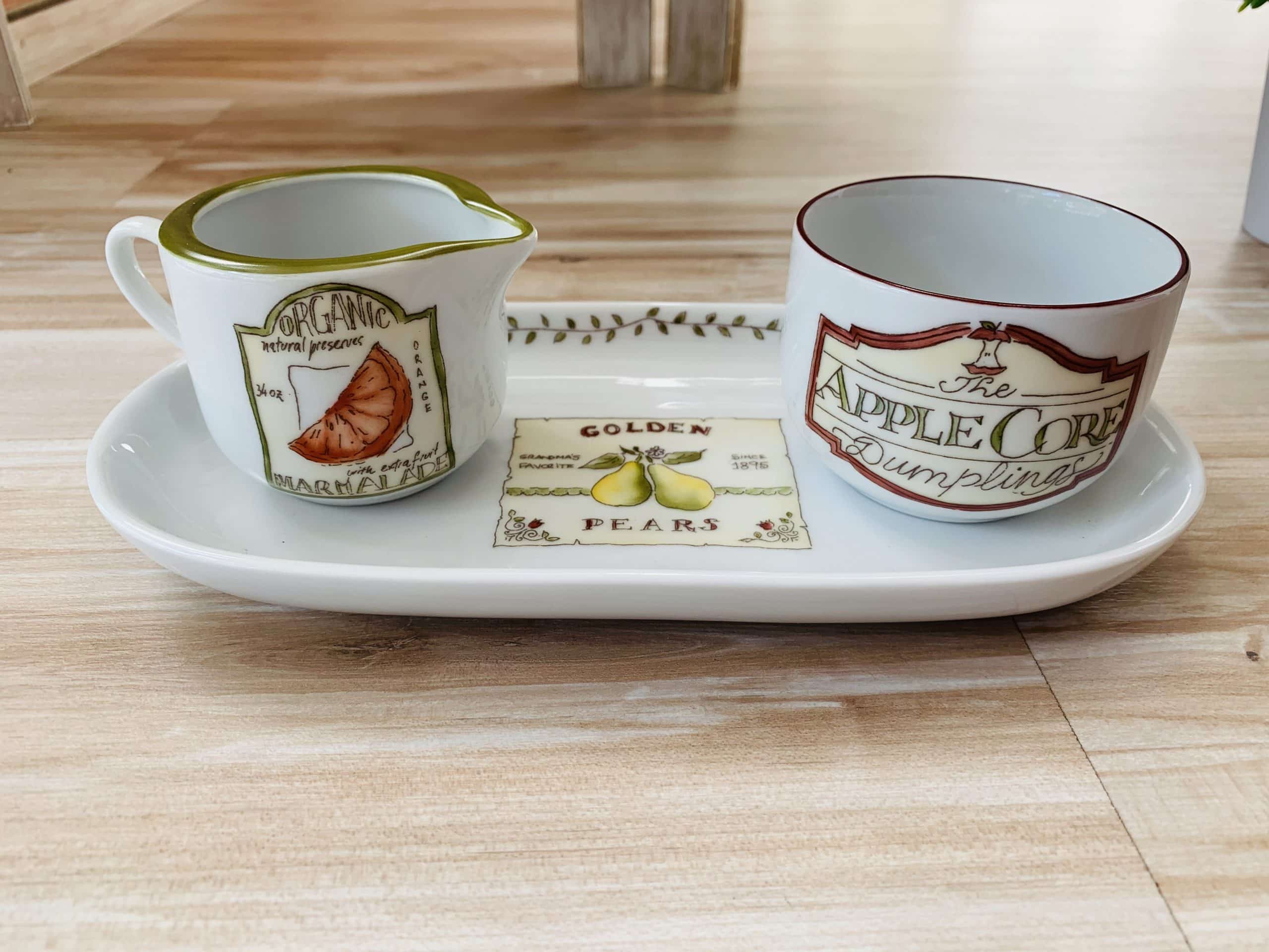 Set de 3 piezas, bandejita con lechera y azucarera de porcelana. - Image 2
