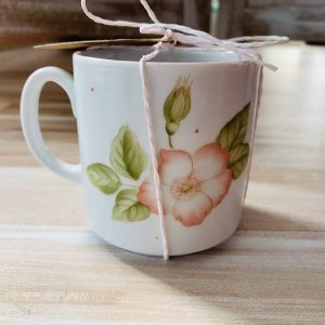 Tacita de porcelana con diseño de flores