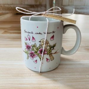 Tacita de porcelana con diseño de flores