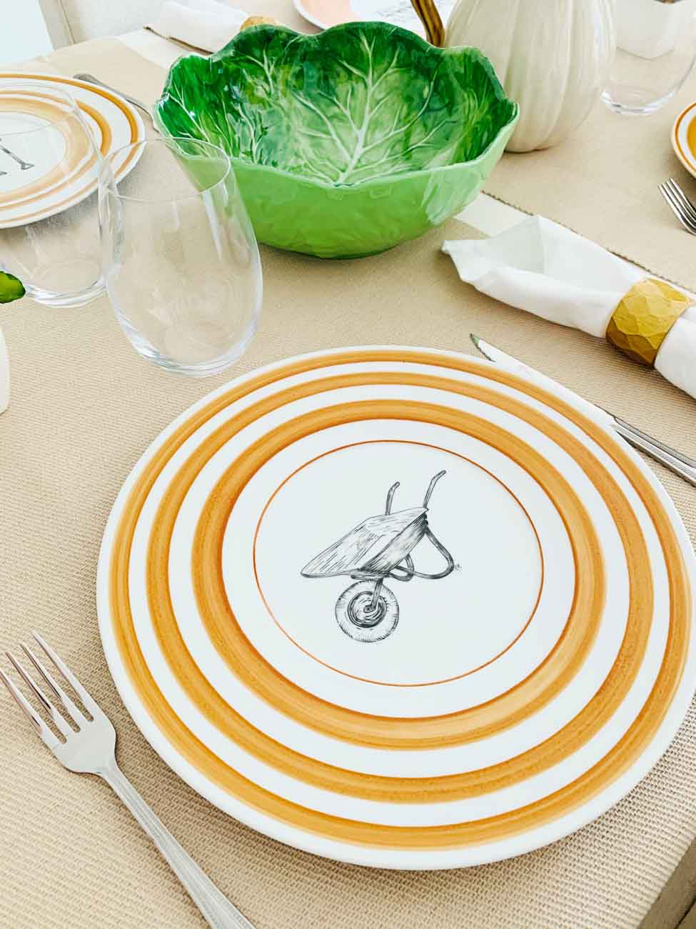 Set de 4 Platos Planos de Porcelana. Diseño central en Plumilla. - Image 8