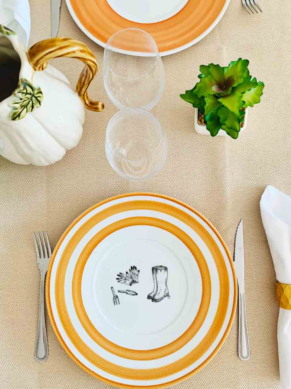 Set de 4 Platos Planos de Porcelana. Diseño central en Plumilla. - Image 5