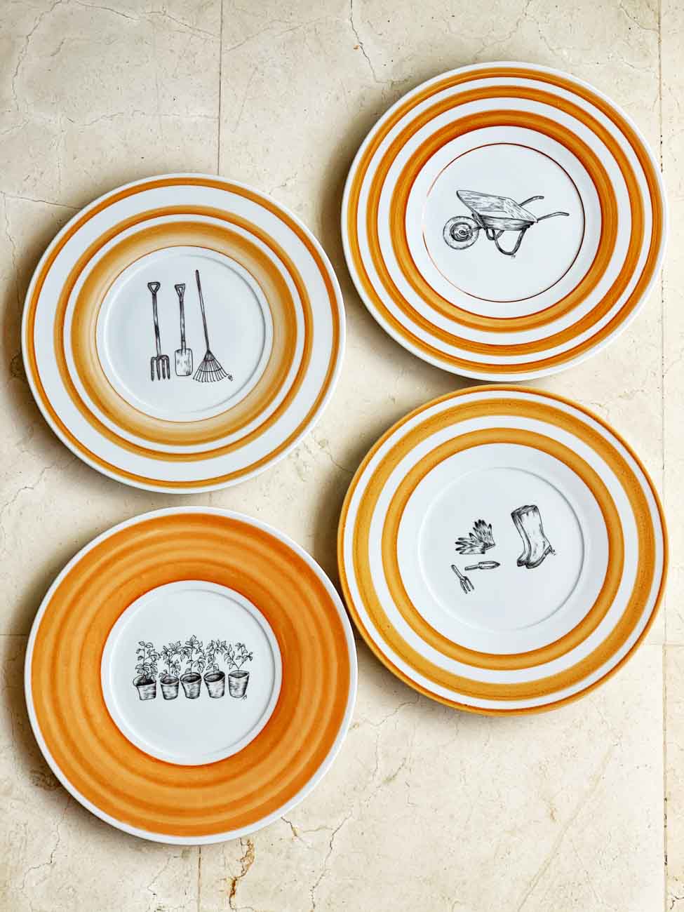 Set de 4 Platos Planos de Porcelana. Diseño central en Plumilla. - Image 2