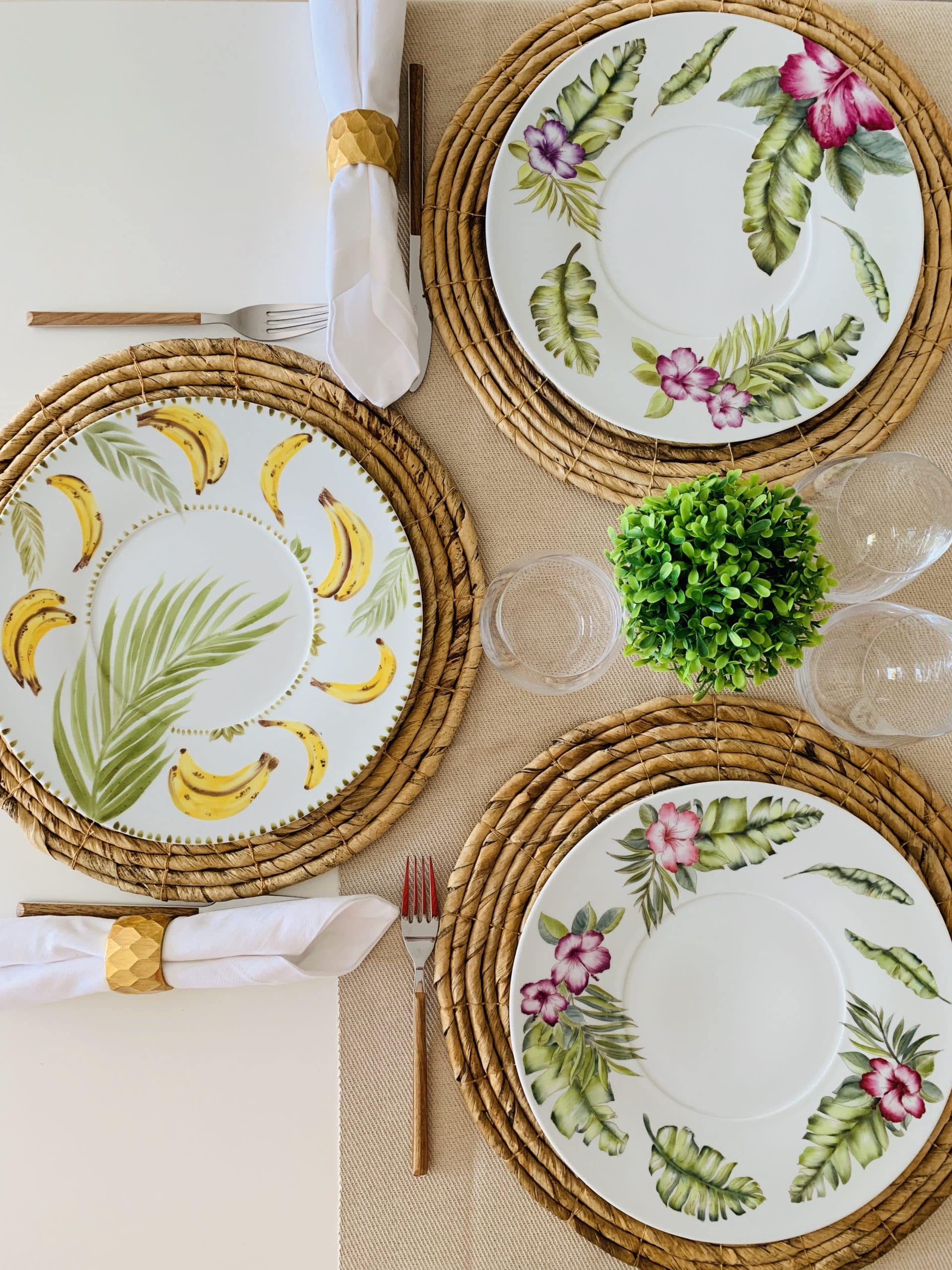 Set de 4 piezas de porcelana, 3 platos planos y 1 taza. - Image 2