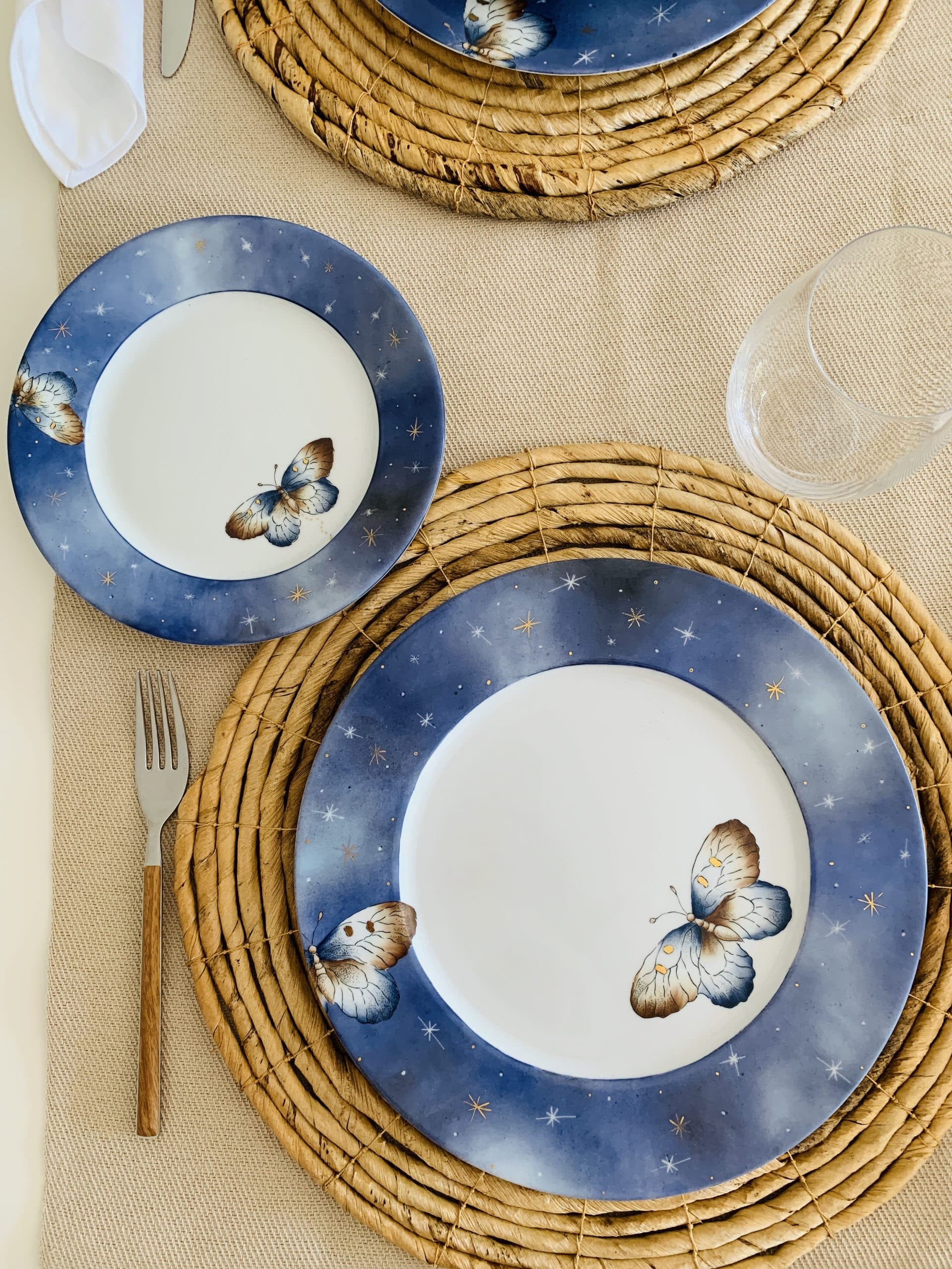 Set de 2 piezas, plato plano y plato postre, con detalles de oro.