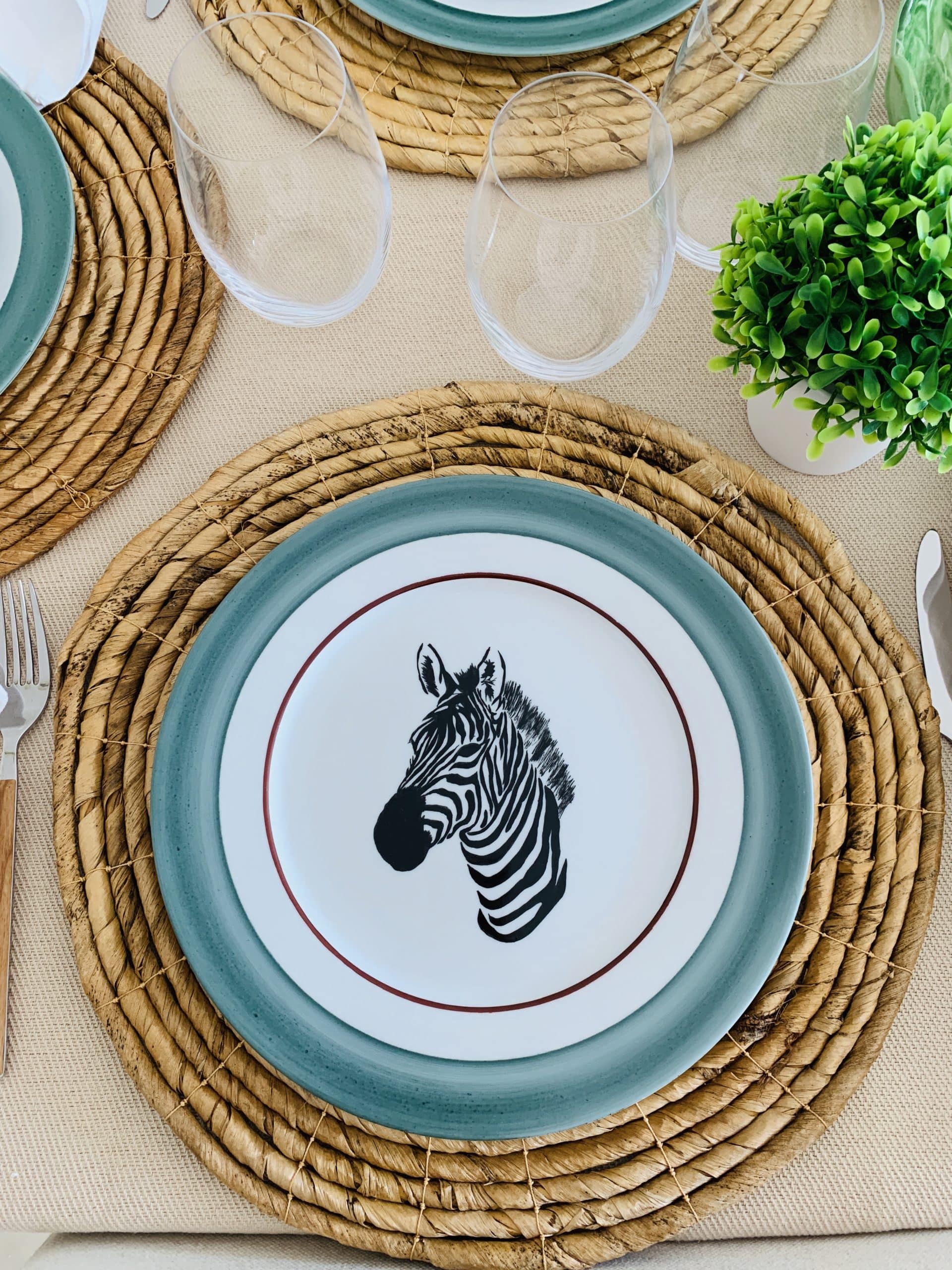 Set de 5 platos llanos de porcelana con diseño de animales. Cebra, Jirafa, León, Rinoceronte y Elefante.