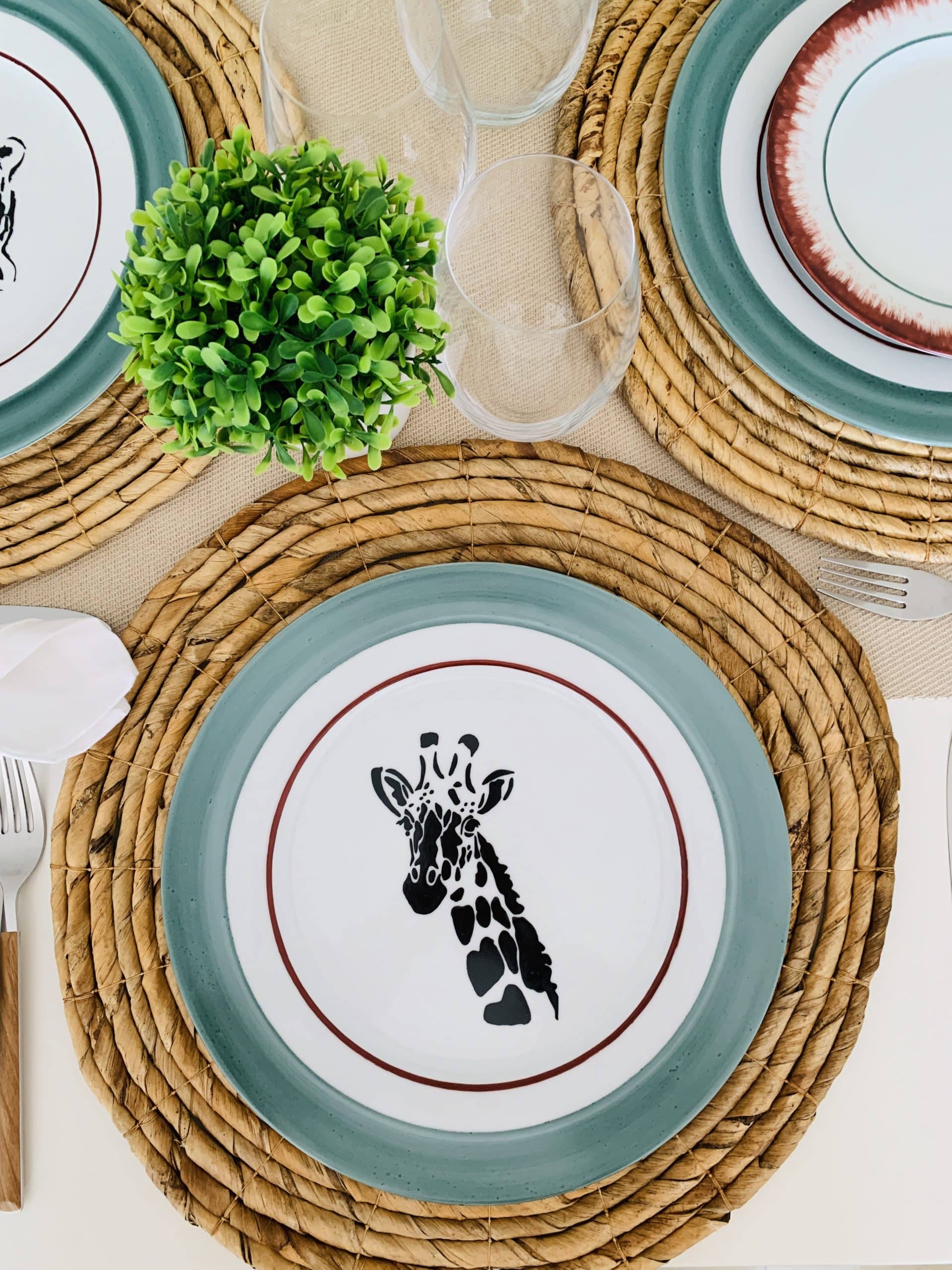 Set de 5 platos llanos de porcelana con diseño de animales. Cebra, Jirafa, León, Rinoceronte y Elefante. - Image 2