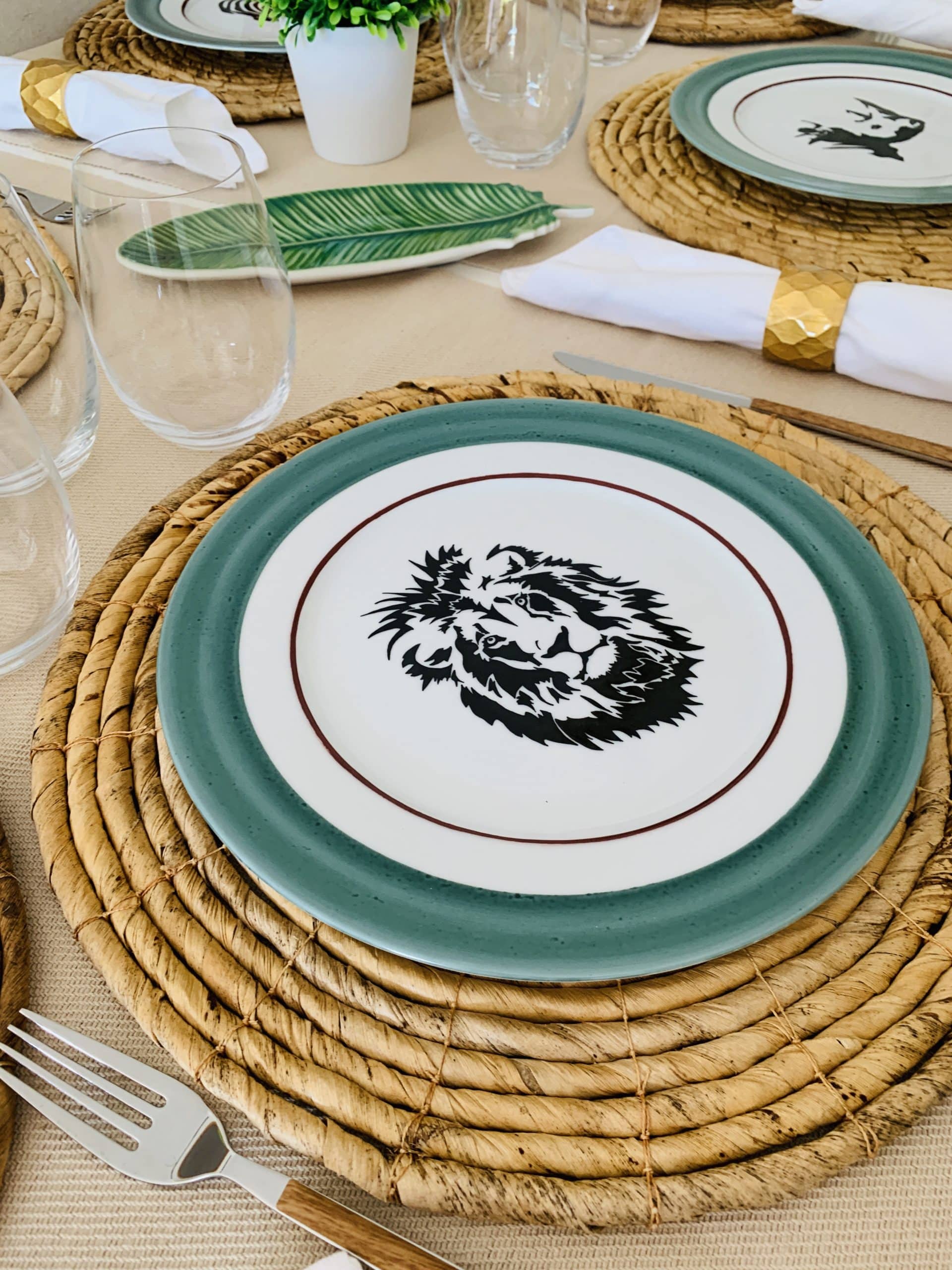Set de 5 platos llanos de porcelana con diseño de animales. Cebra, Jirafa, León, Rinoceronte y Elefante. - Image 3