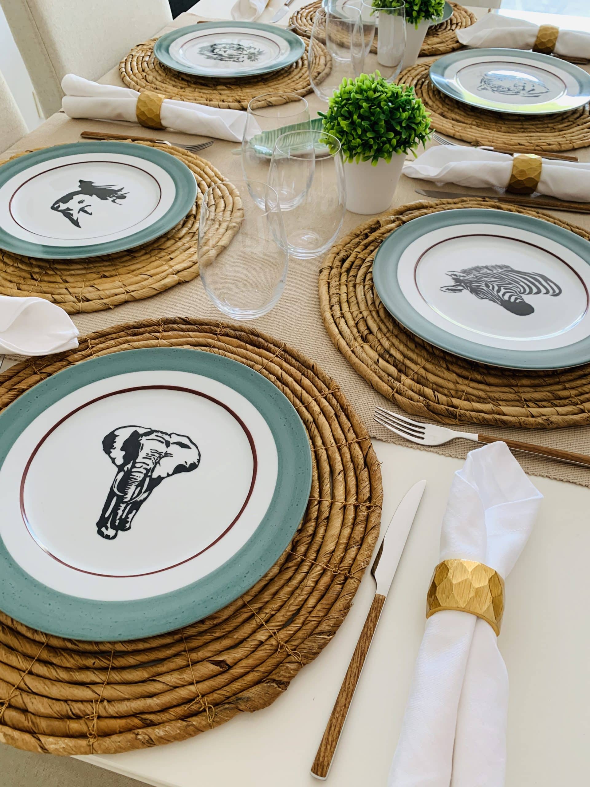 Set de 5 platos llanos de porcelana con diseño de animales. Cebra, Jirafa, León, Rinoceronte y Elefante. - Image 5
