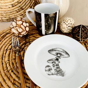 Set de 2 piezas, taza y plato pintura de hongos en monocromo.