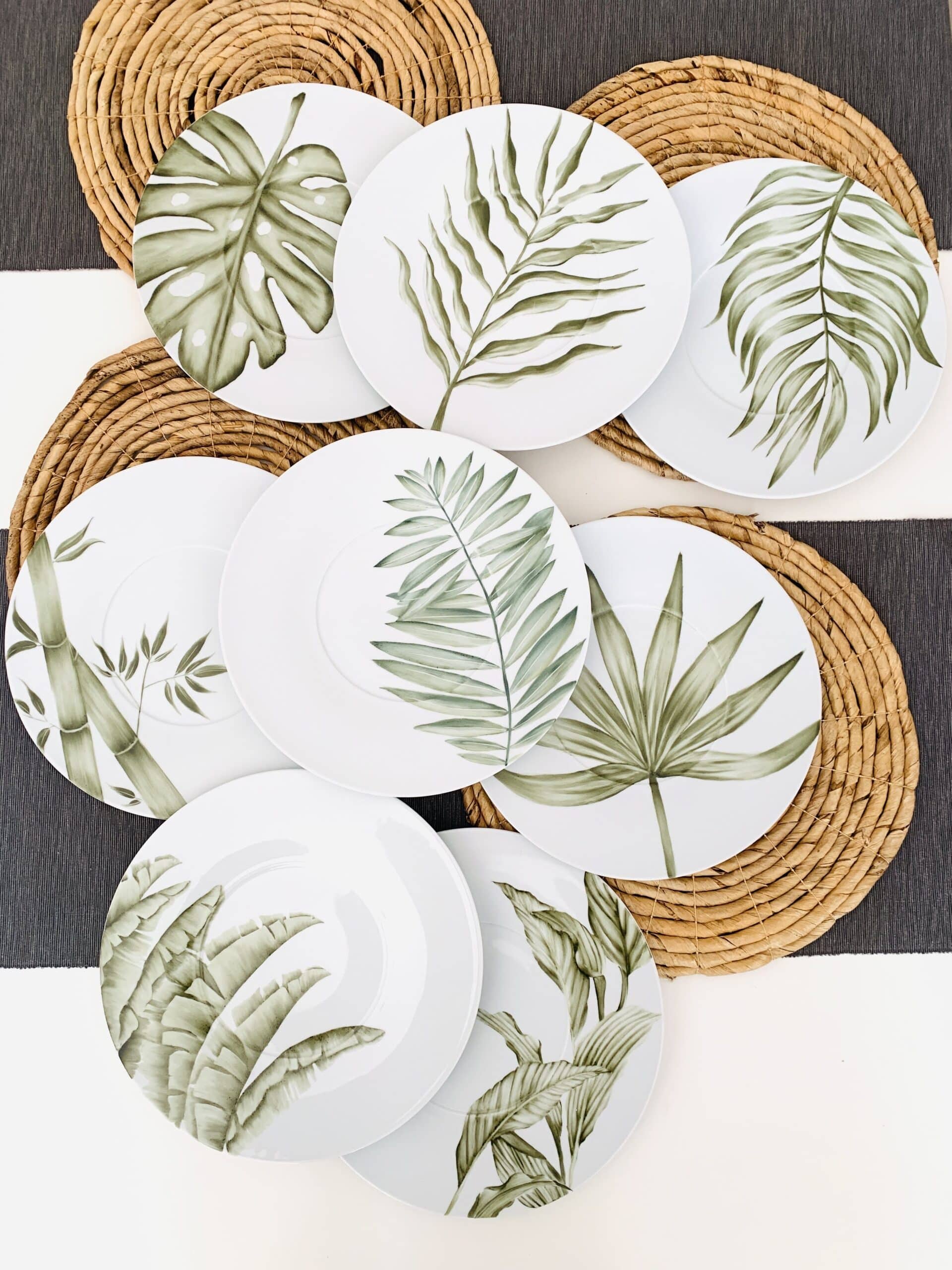 Juego de 8 platos de Porcelana con motivos de hojas