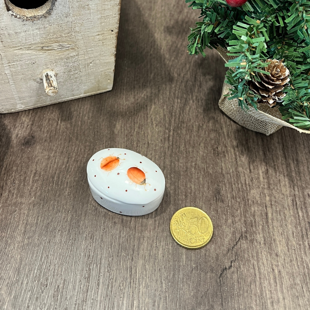 Mini cajita oval con dos mariquitas de la suerte